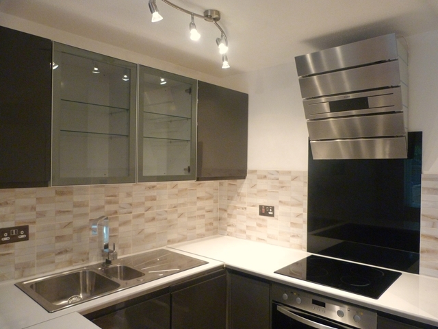 Image of 1 bedroom Ground Flat to rent in Brangwyn Crescent Colliers Wood London SW19 at Brangwyn Crescent  London, SW19 2UA