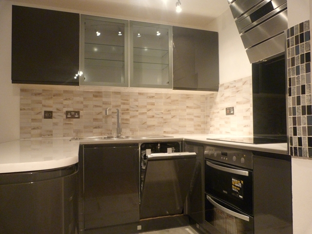  Image of 1 bedroom Ground Flat to rent in Brangwyn Crescent Colliers Wood London SW19 at Brangwyn Crescent  London, SW19 2UA
