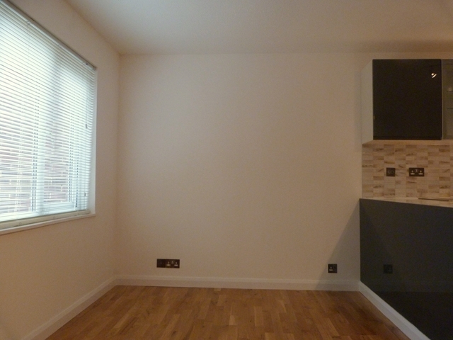  Image of 1 bedroom Ground Flat to rent in Brangwyn Crescent Colliers Wood London SW19 at Brangwyn Crescent  London, SW19 2UA