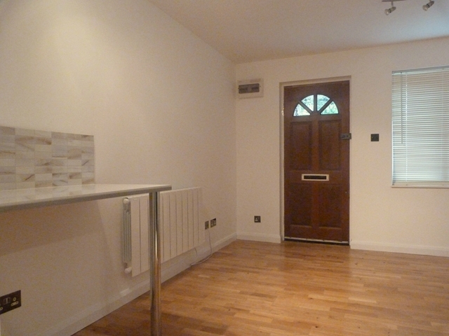 Image of 1 bedroom Ground Flat to rent in Brangwyn Crescent Colliers Wood London SW19 at Brangwyn Crescent  London, SW19 2UA