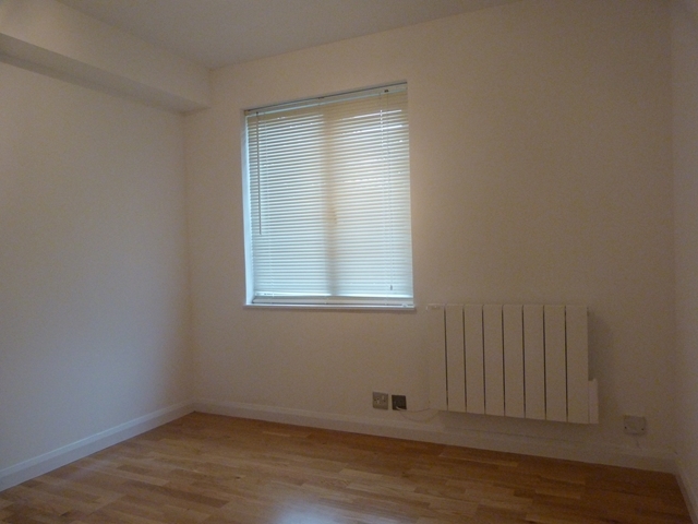  Image of 1 bedroom Ground Flat to rent in Brangwyn Crescent Colliers Wood London SW19 at Brangwyn Crescent  London, SW19 2UA
