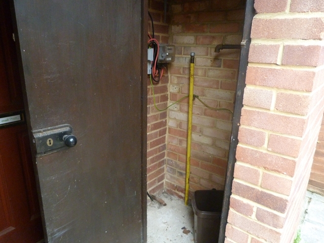  Image of 1 bedroom Ground Flat to rent in Brangwyn Crescent Colliers Wood London SW19 at Brangwyn Crescent  London, SW19 2UA