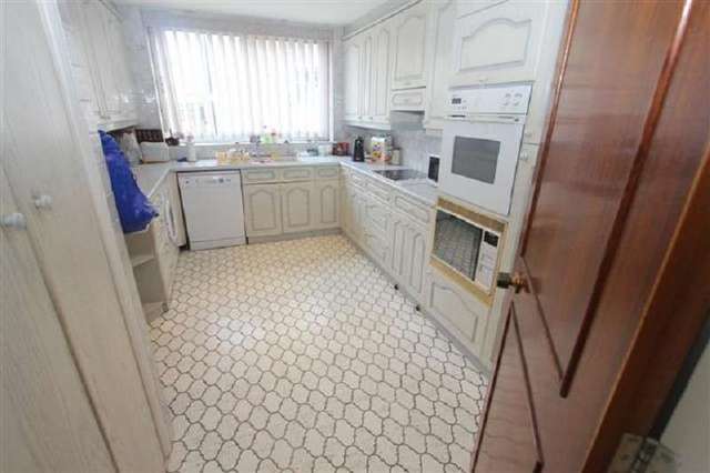  Image of 3 bedroom Flat for sale in Sunningdale Lodge Stonegrove Canons Park Edgware HA8 at Sunningdale Lodge  Edgware, HA8 7SY
