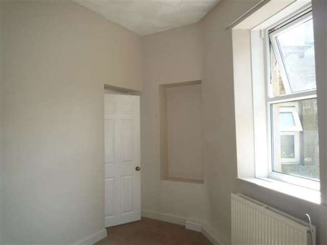  Image of 2 bedroom Bungalow to rent in Blackmoorfoot Road Crosland Moor Huddersfield HD4 at Milnsbridge, HD4 5BQ