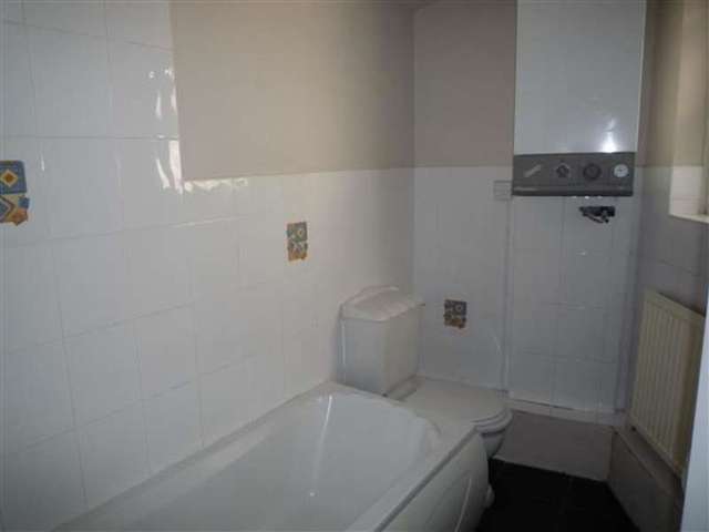  Image of 2 bedroom Bungalow to rent in Blackmoorfoot Road Crosland Moor Huddersfield HD4 at Milnsbridge, HD4 5BQ