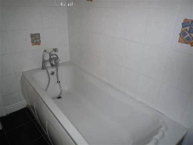  Image of 2 bedroom Bungalow to rent in Blackmoorfoot Road Crosland Moor Huddersfield HD4 at Milnsbridge, HD4 5BQ
