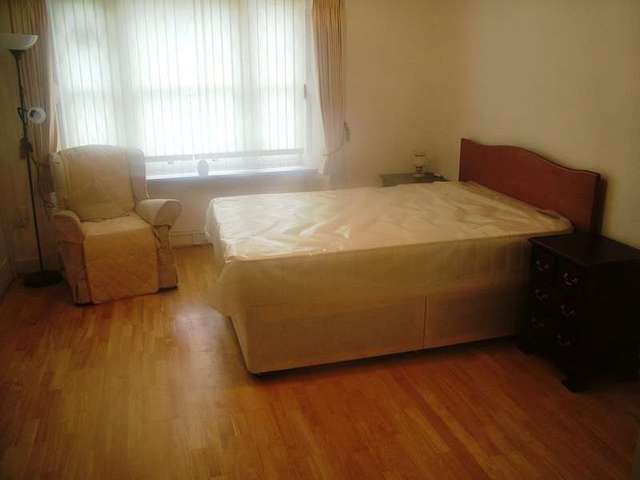  Image of Ground Flat to rent in Thorne Road London SW8 at Battersea, SW8 2BY