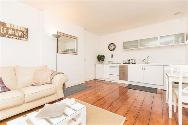  Image of 1 bedroom Flat to rent in Union Place Edinburgh EH1 at New Town Edinburgh Edinburgh, EH1 3NQ
