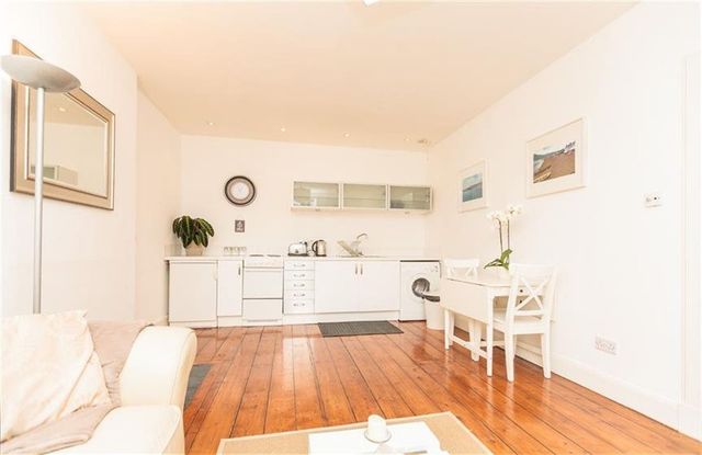  Image of 1 bedroom Flat to rent in Union Place Edinburgh EH1 at New Town Edinburgh Edinburgh, EH1 3NQ