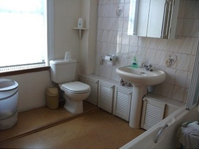  Image of 3 bedroom Terraced house to rent in Wanstead Park Road Cranbrook Ilford IG1 at Wanstead Park Road  ilford, IG1 3TR