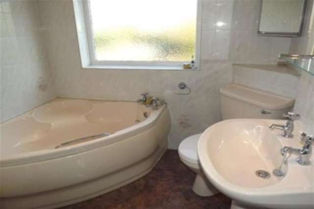  Image of 3 bedroom Semi-Detached house to rent in Wollaton Road Beeston Nottingham NG9 at Nottingham, NG9 2PH