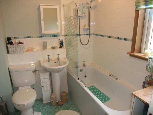  Image of 2 bedroom Flat to rent in Young Terrace Cowdenbeath KY4 at Cowdenbeath Fife Fife, KY4 9LB