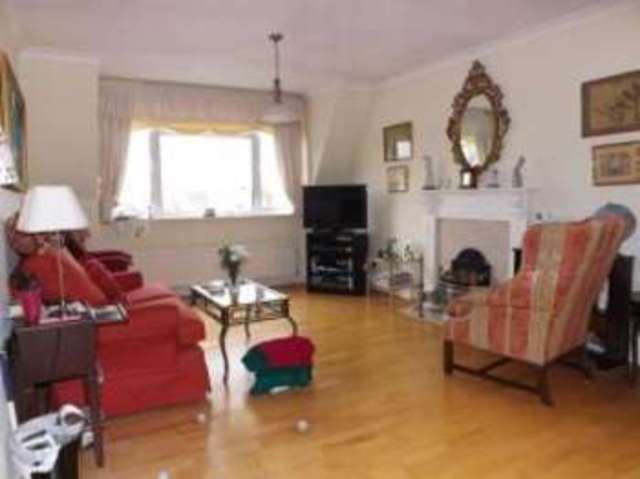 Image of 2 bedroom Flat for sale in Queens Road Buckhurst Hill IG9 at 136 Queens Road Buckhurst Hill Buckhurst Hill, IG9 5AT