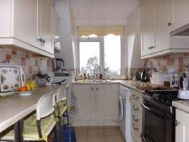  Image of 2 bedroom Flat for sale in Queens Road Buckhurst Hill IG9 at 136 Queens Road Buckhurst Hill Buckhurst Hill, IG9 5AT