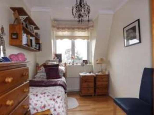  Image of 2 bedroom Flat for sale in Queens Road Buckhurst Hill IG9 at 136 Queens Road Buckhurst Hill Buckhurst Hill, IG9 5AT