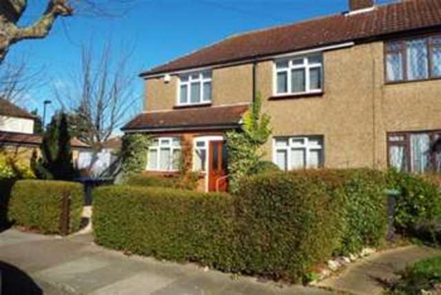  Image of 4 bedroom Detached house to rent in Addison Avenue London N14 at London, N14 4AJ