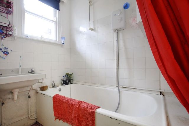  Image of 2 bedroom Flat for sale in Alexandra Road Worthing BN11 at Alexandra Road  Worthing, BN11 2DU