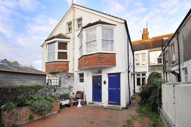  Image of 2 bedroom Flat for sale in Alexandra Road Worthing BN11 at Alexandra Road  Worthing, BN11 2DU