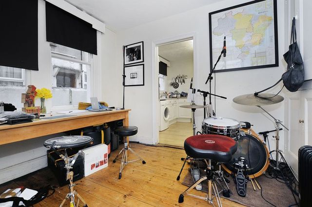 Image of 2 bedroom Flat for sale in Alexandra Road Worthing BN11 at Alexandra Road  Worthing, BN11 2DU