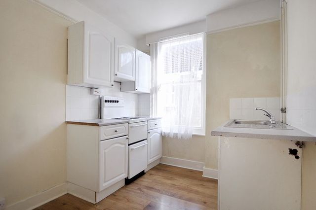  Image of 2 bedroom Flat for sale in Alexandra Road Worthing BN11 at Alexandra Road  Worthing, BN11 2DU