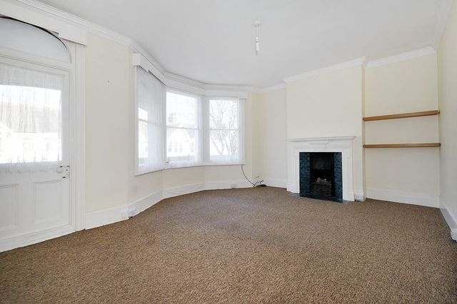  Image of 2 bedroom Flat for sale in Alexandra Road Worthing BN11 at Alexandra Road  Worthing, BN11 2DU