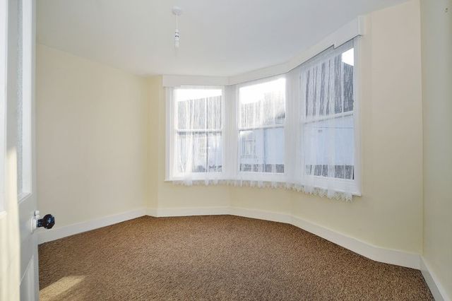  Image of 2 bedroom Flat for sale in Alexandra Road Worthing BN11 at Alexandra Road  Worthing, BN11 2DU