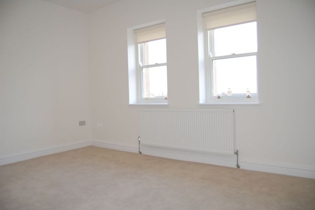  Image of 2 bedroom Apartment to rent in Caistor Drive Bracebridge Heath Lincoln LN4 at Bracebridge Heath Lincoln Bracebridge Heath, LN4 2TA