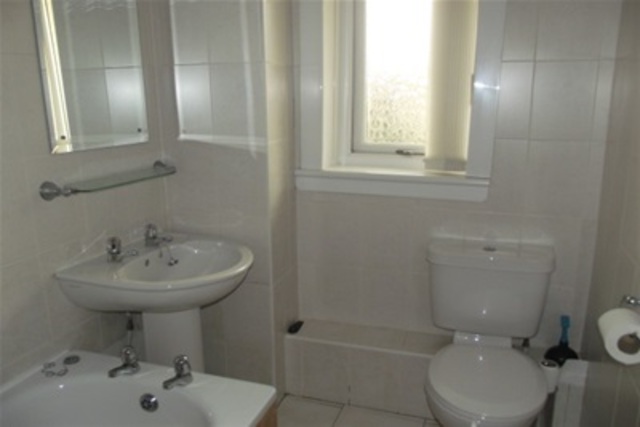  Image of 3 bedroom Flat to rent in Ardnahoe Avenue Glasgow G42 at Toryglen Glasgow Glasgow, G42 0DF