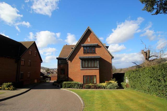  Image of 2 bedroom Apartment to rent in Ashurst Place Dorking RH4 at Dorking, RH4 1QY