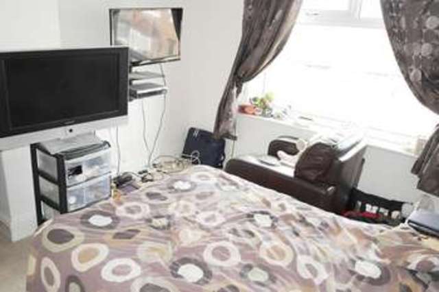  Image of 3 bedroom Terraced house to rent in Aston Place Bramley Leeds LS13 at Bramley, LS13 2DQ