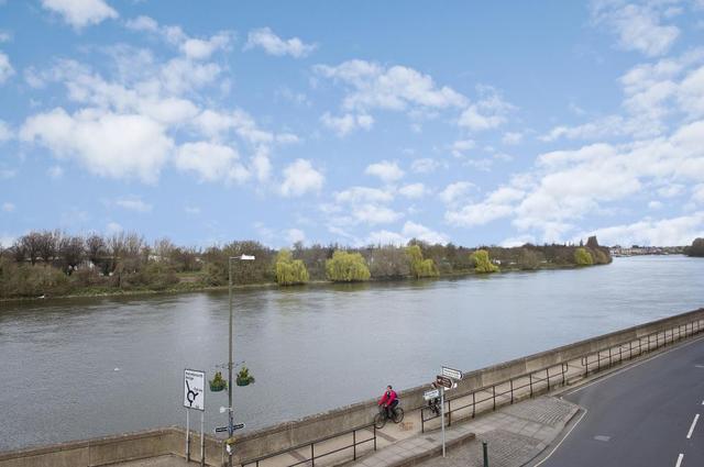  Image of 2 bedroom Flat to rent in Barnes High Street London SW13 at Barnes High Street  London, SW13 9LP