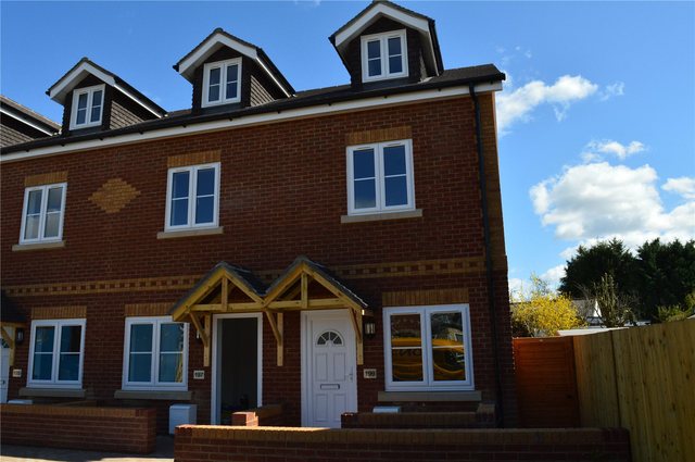  Image of 3 bedroom Terraced house for sale in Basingstoke Road Reading RG2 at Reading Berkshire Whitley, RG2 0HX