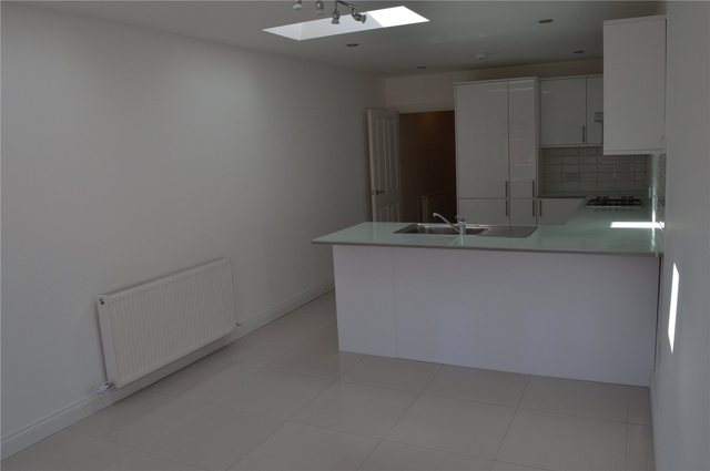  Image of 3 bedroom Terraced house for sale in Basingstoke Road Reading RG2 at Reading Berkshire Whitley, RG2 0HX