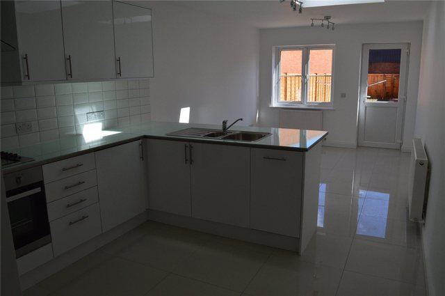  Image of 3 bedroom Terraced house for sale in Basingstoke Road Reading RG2 at Reading Berkshire Whitley, RG2 0HX