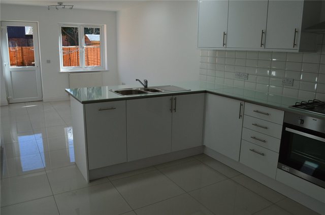  Image of 3 bedroom Terraced house for sale in Basingstoke Road Reading RG2 at Reading Berkshire Whitley, RG2 0HX
