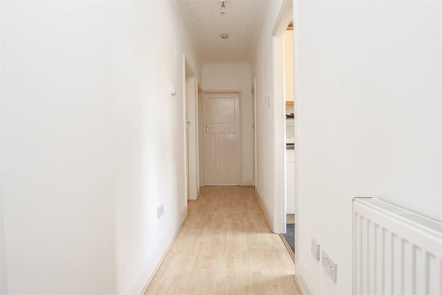  Image of 2 bedroom Ground Flat to rent in Beresford Gardens Enfield EN1 at Enfield, EN1 1NN