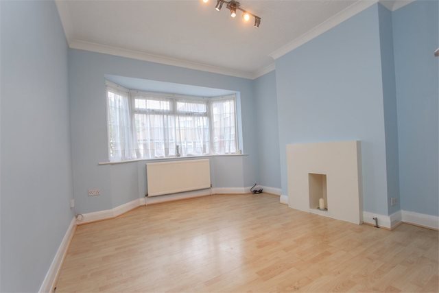  Image of 2 bedroom Ground Flat to rent in Beresford Gardens Enfield EN1 at Enfield, EN1 1NN