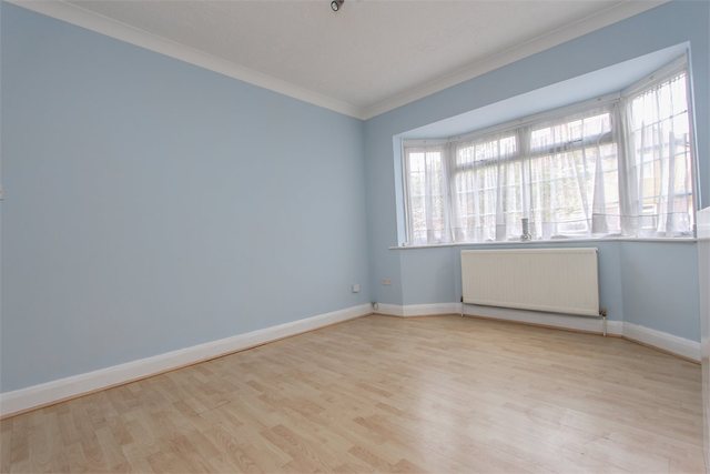  Image of 2 bedroom Ground Flat to rent in Beresford Gardens Enfield EN1 at Enfield, EN1 1NN
