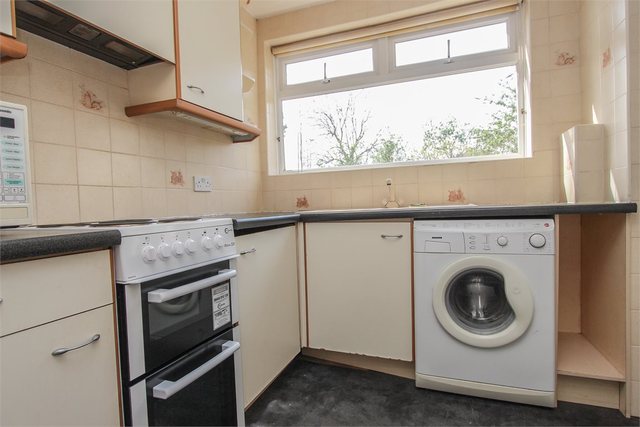  Image of 2 bedroom Ground Flat to rent in Beresford Gardens Enfield EN1 at Enfield, EN1 1NN