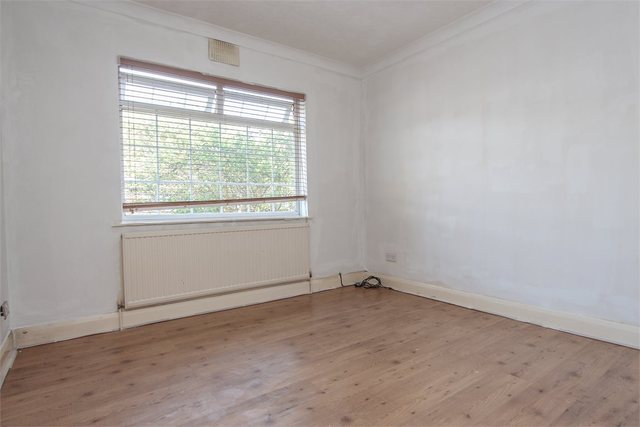  Image of 2 bedroom Ground Flat to rent in Beresford Gardens Enfield EN1 at Enfield, EN1 1NN