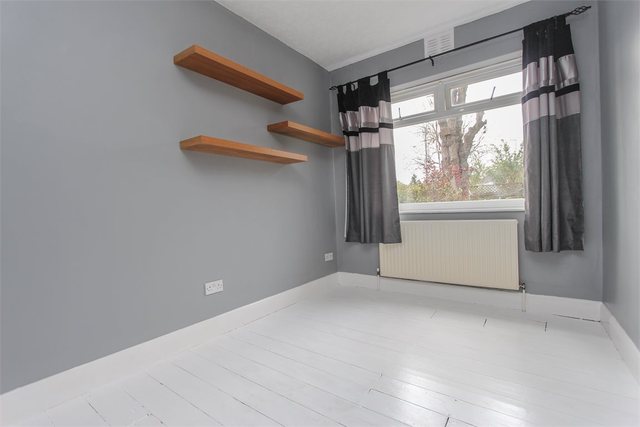  Image of 2 bedroom Ground Flat to rent in Beresford Gardens Enfield EN1 at Enfield, EN1 1NN