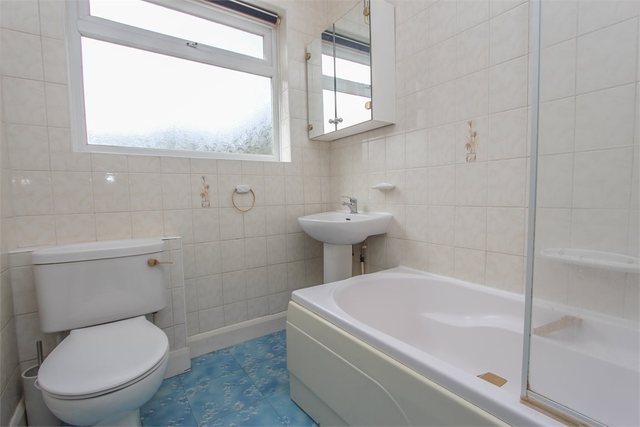  Image of 2 bedroom Ground Flat to rent in Beresford Gardens Enfield EN1 at Enfield, EN1 1NN