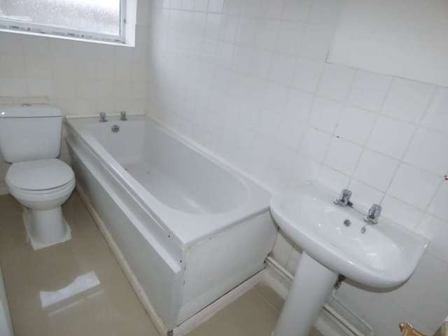  Image of 3 bedroom Flat to rent in Birdsfoot Lane Luton LU3 at Birdsfoot Lane  Luton, LU3 2DQ