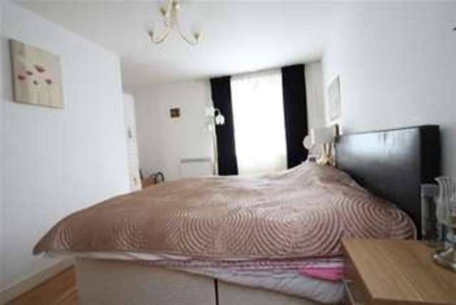  Image of 2 bedroom Flat to rent in Blackheath Road London SE10 at London, SE10 8ED