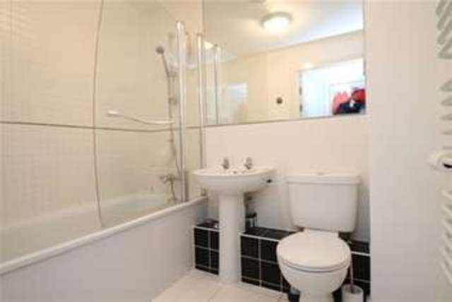  Image of 2 bedroom Flat to rent in Blackheath Road London SE10 at London, SE10 8ED