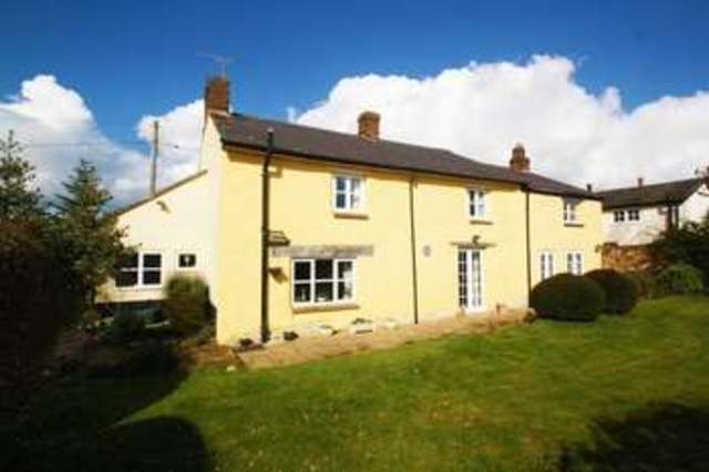  Image of 4 bedroom Detached house for sale in Bridgeway Cuddington Aylesbury HP18 at Bridgeway  Cuddington, HP18 0AW