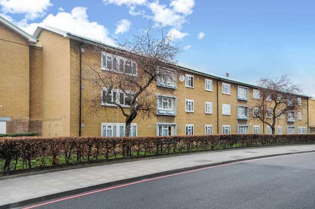 Image of 3 bedroom Flat for sale in Bromley Road London SE6 at Bromley Road Catford London, SE6 2TG