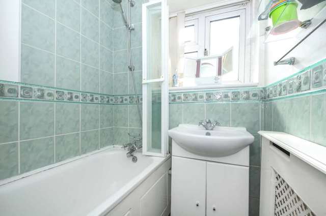  Image of 3 bedroom Flat for sale in Bromley Road London SE6 at Bromley Road Catford London, SE6 2TG