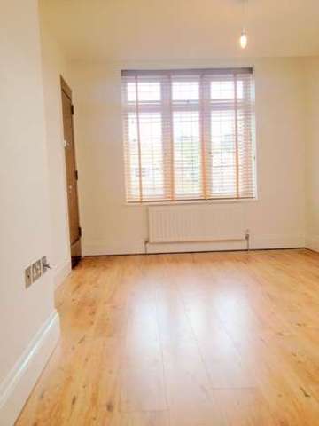  Image of 1 bedroom Flat to rent in Brookdene Avenue Watford WD19 at Brookdene Avenue  Watford, WD19 4LF