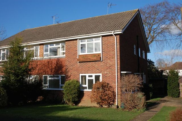  Image of 2 bedroom Property to rent in Brunswick Close Walton-on-Thames KT12 at Brunswick Close  Walton on Thames, KT12 3JJ